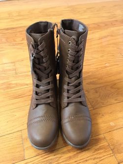 NWT women boots size 8