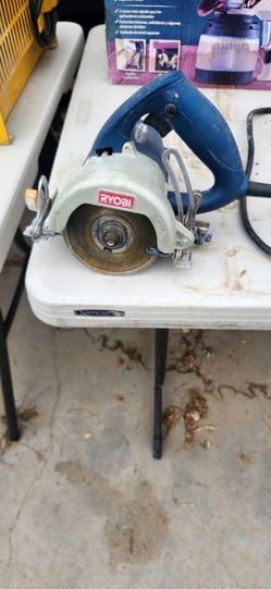 Tile cutter, hand held, electric
