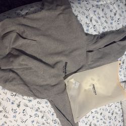 Essentials hoodies size all 3 xxs in man, I have bag and everything tell me if your interested 👍