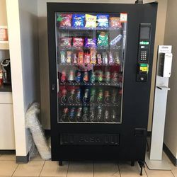 VENDING MACHINE WITH CARD READER