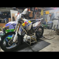 2015 Husqvarna 350 FE 4 Stroke Dirtbike