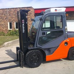8000 LB. Capacity Toyota Pneumatic Diesel Forklift 