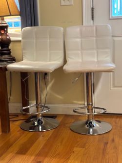 2 bar stools