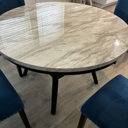 Dinning Room Table And Chairs 