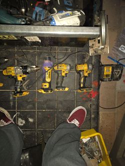 Dealt 20v tools and charger