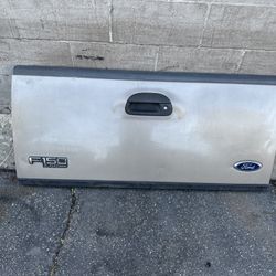 Supercrew 98-03 Ford tailgate. f150 in good condition 