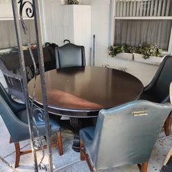 BEAUTIFUL ROUND TOP TABLE 