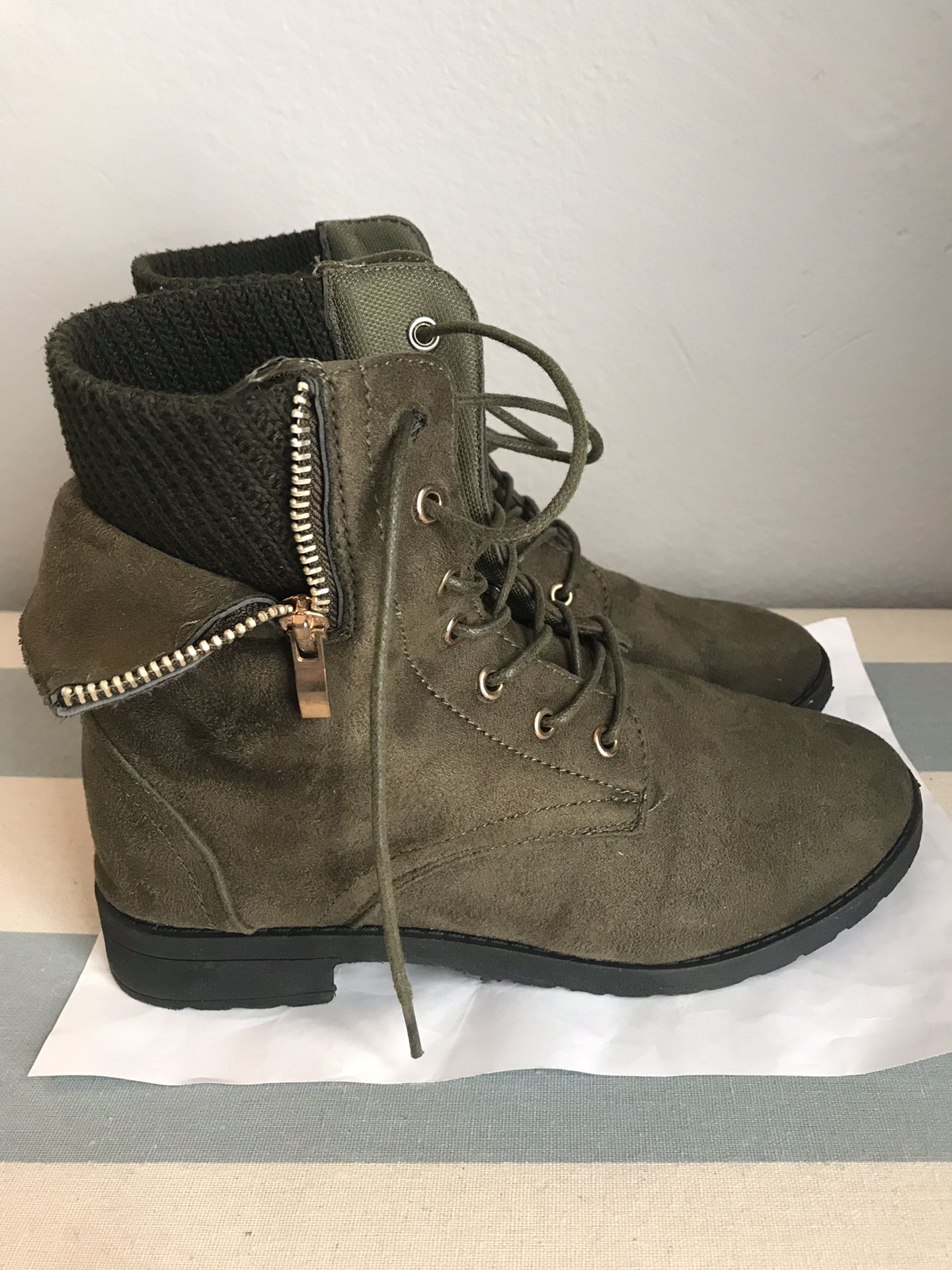 Women’s Size 8/Girls Size 6.5 Combat Boots