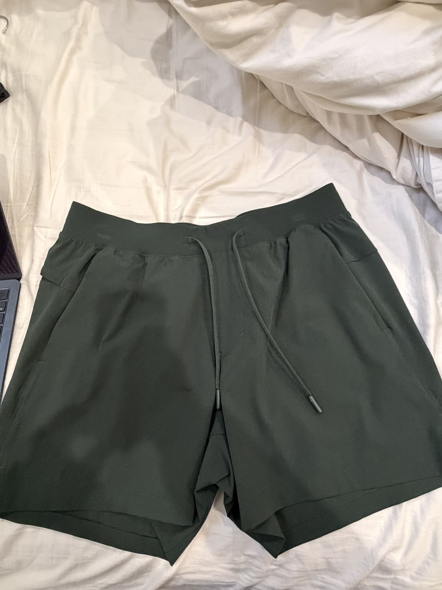 Lululemon liner less 5’ Medium men shorts