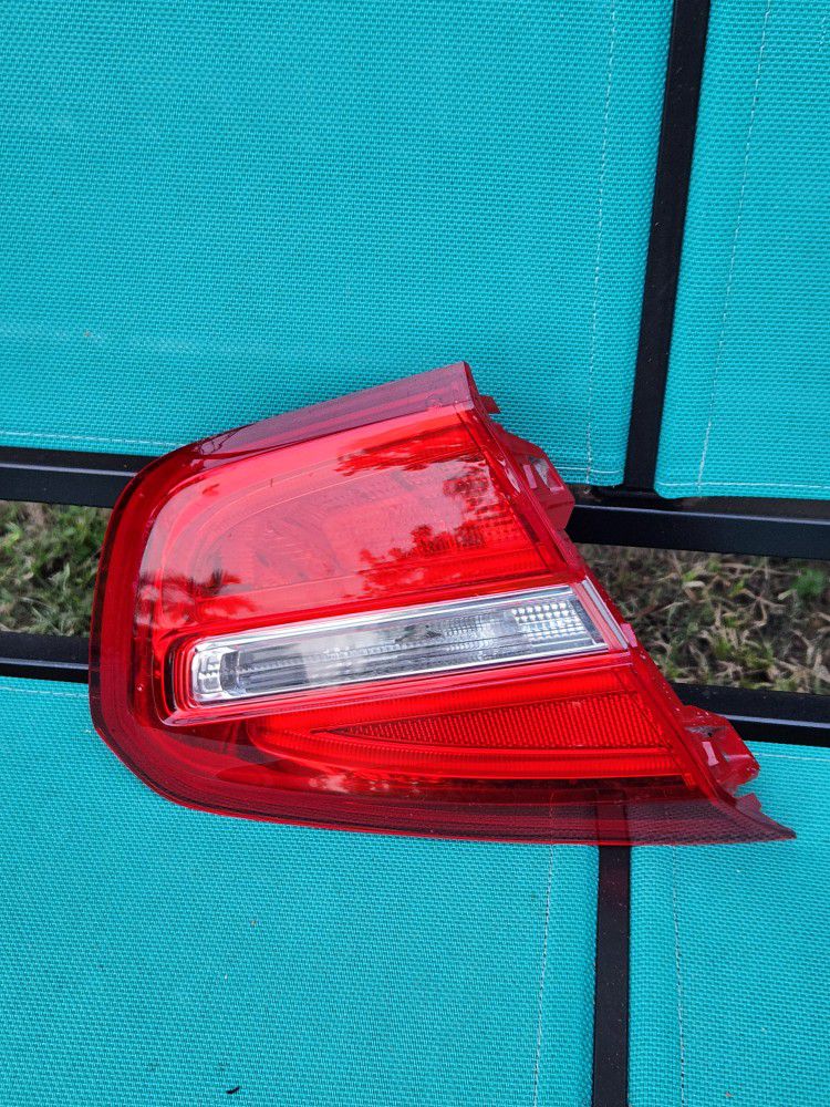 Mercedes-Benz GLA250 Inner Taillamp Left Side 2015-17 OEM LED 