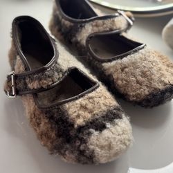 cute comfortable shoes size 6 (36) flat in brown color very cute shoes it’s new i never worn them.