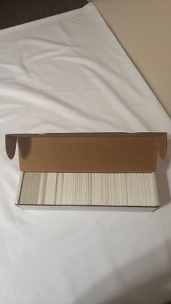 (800) Count Box of Assorted Upper Deck Baseball/Hockey Cards