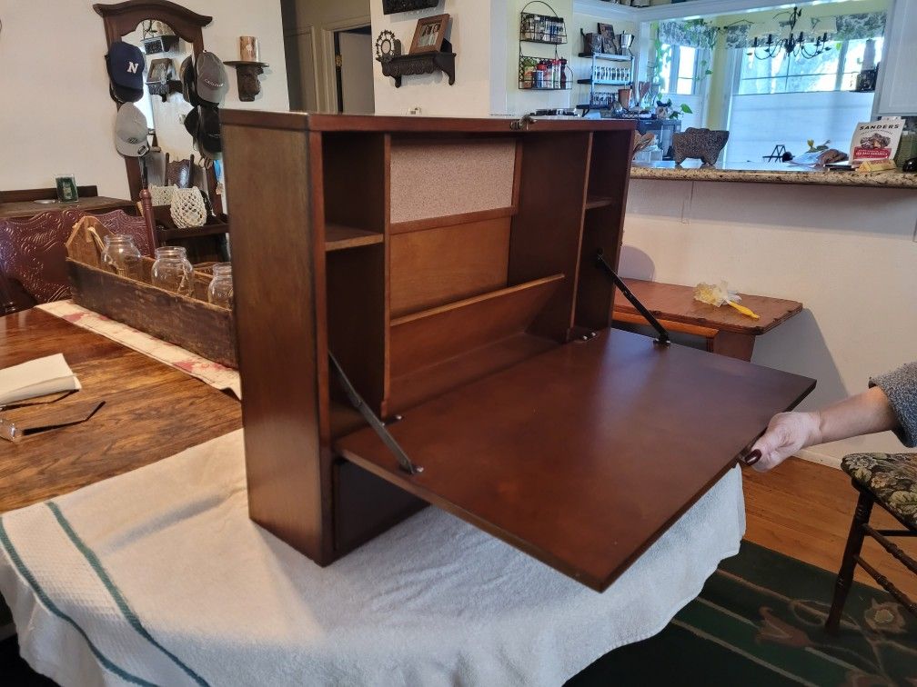 Floating Laptop Desk, Wall Mount.