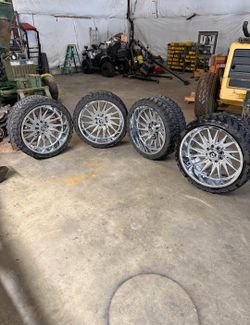 TIS 547C wheels 26x14   tires 35x13.50R26, lug pattern is 8x6.5 came off Ram.
