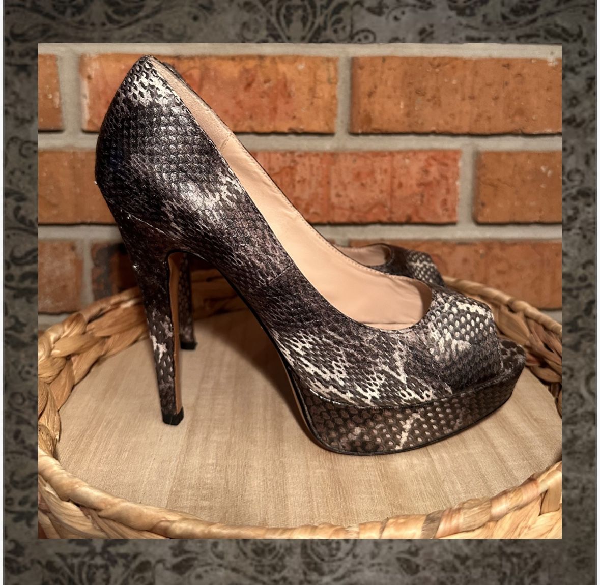 Pour La Victoire Snake Skin Peep Toe Leather Heels Size 6.5 Women’s Gold Charm