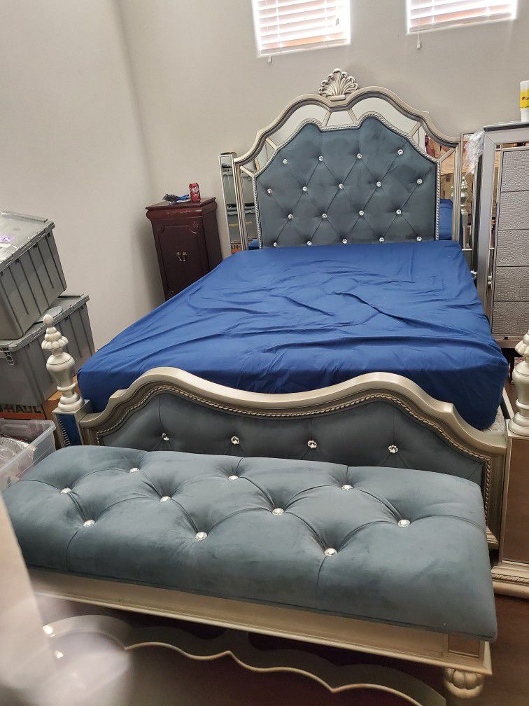 Queen Bed...beautiful. 1 Month Old . With Mirror Accents ...and Matching Footboard