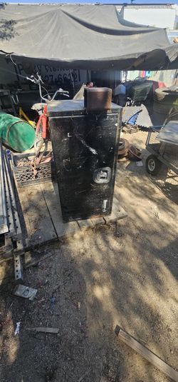 Side tool box for truck or trailer