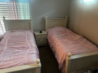 Two twin beds no nightstand