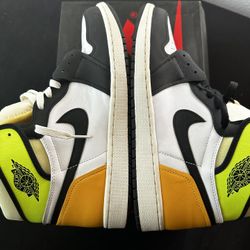 NIKE AIR JORDAN 1 RETRO HIGH WHITE BLACK VOLT UNIVERSITY GOLD 