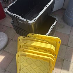 Plastic boxes like new condition 8 total