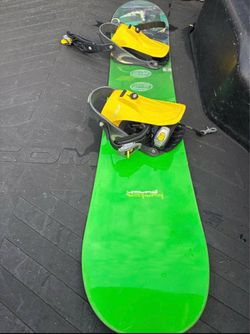 Burton snowboard measuring 142 cm