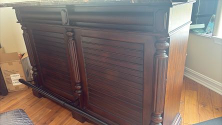 Beautiful bar with 2 wood and leather barstools