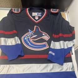 Vancouver Canucks Official made in Canada Men's White Jersey CCM - Large