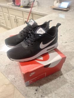 Nike Air Max Tavas Black White Sneakers Size 10