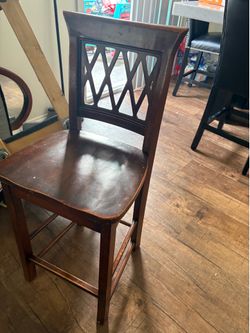 Table and 3 small chair 2 extras chairs .