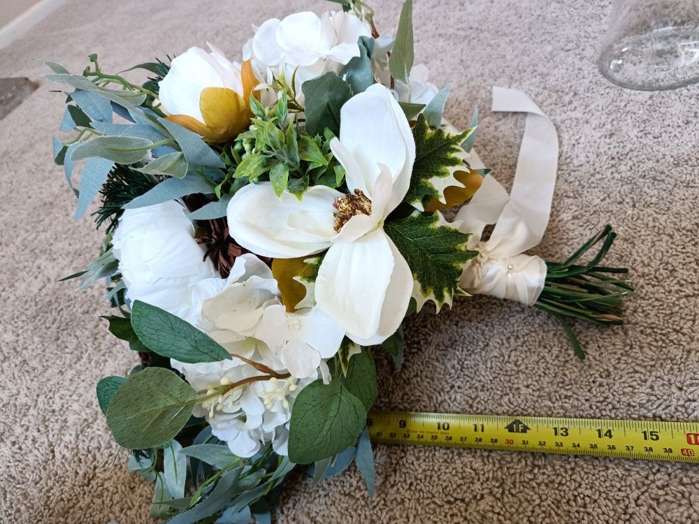 3 Ivory Bridal Bouquets of artificial flowers White, vases not included

Condition is used twice
$70 for largest bouquet
$20 for 2 smaller bouquets

M