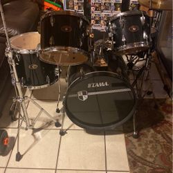 Tama Drum Set