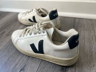 Men’s Veja Leather Shoes (size 7)