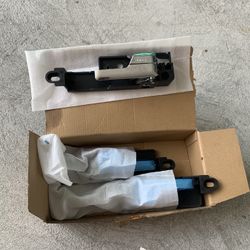 handles of a 2010 Ford fusion car there are only 3 pieces are new in their box and only the driver's one is missing for only $ 50.00 👌