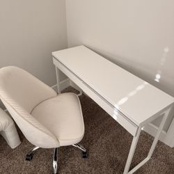 desk and chair 