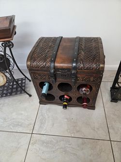Vintage Rustic Style Treasure Chest Rattan & Wood Portable Wine Rack