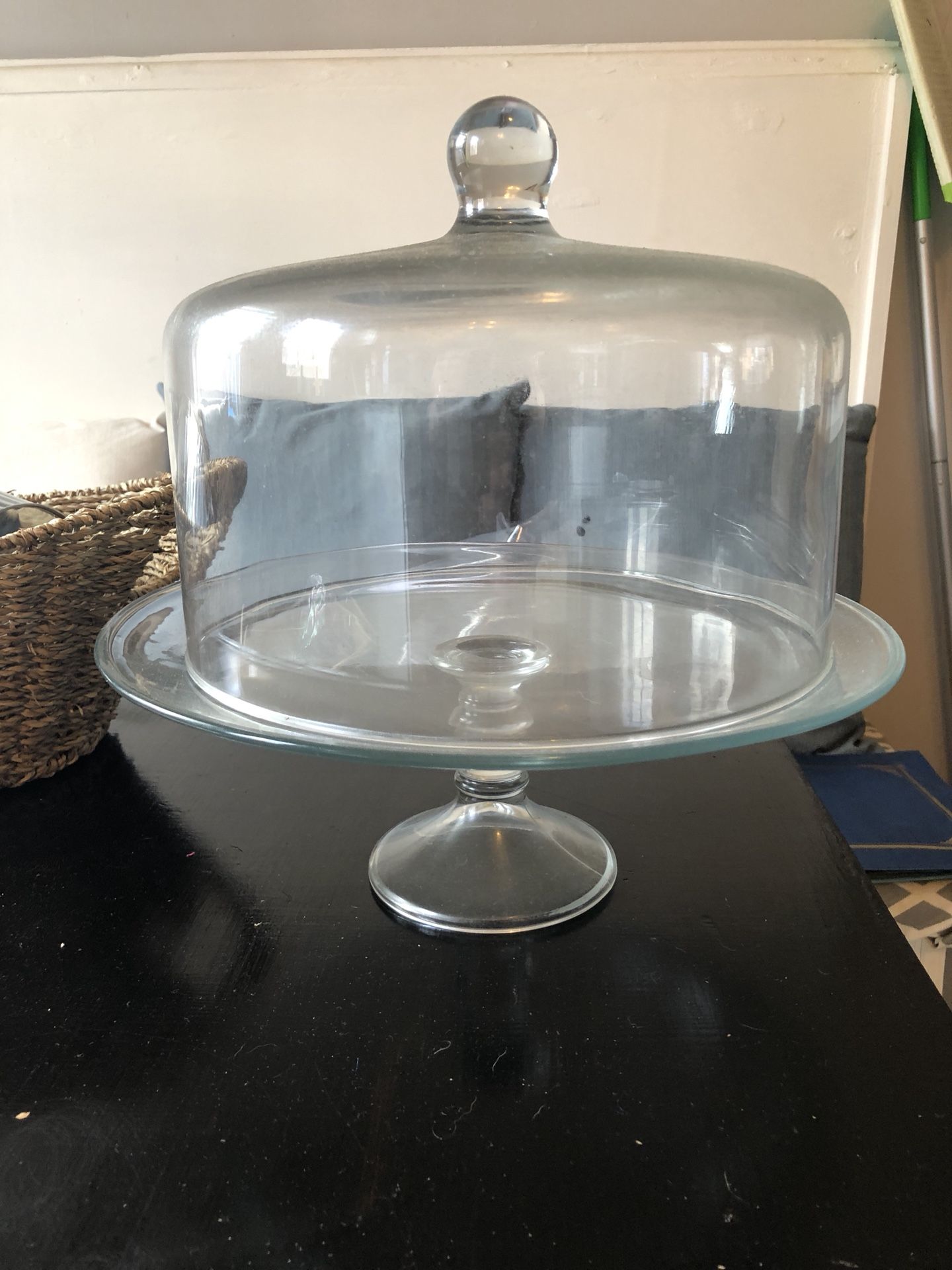 Glass cake stand