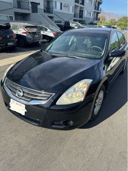 Clean title 2010 Nissan Altima black