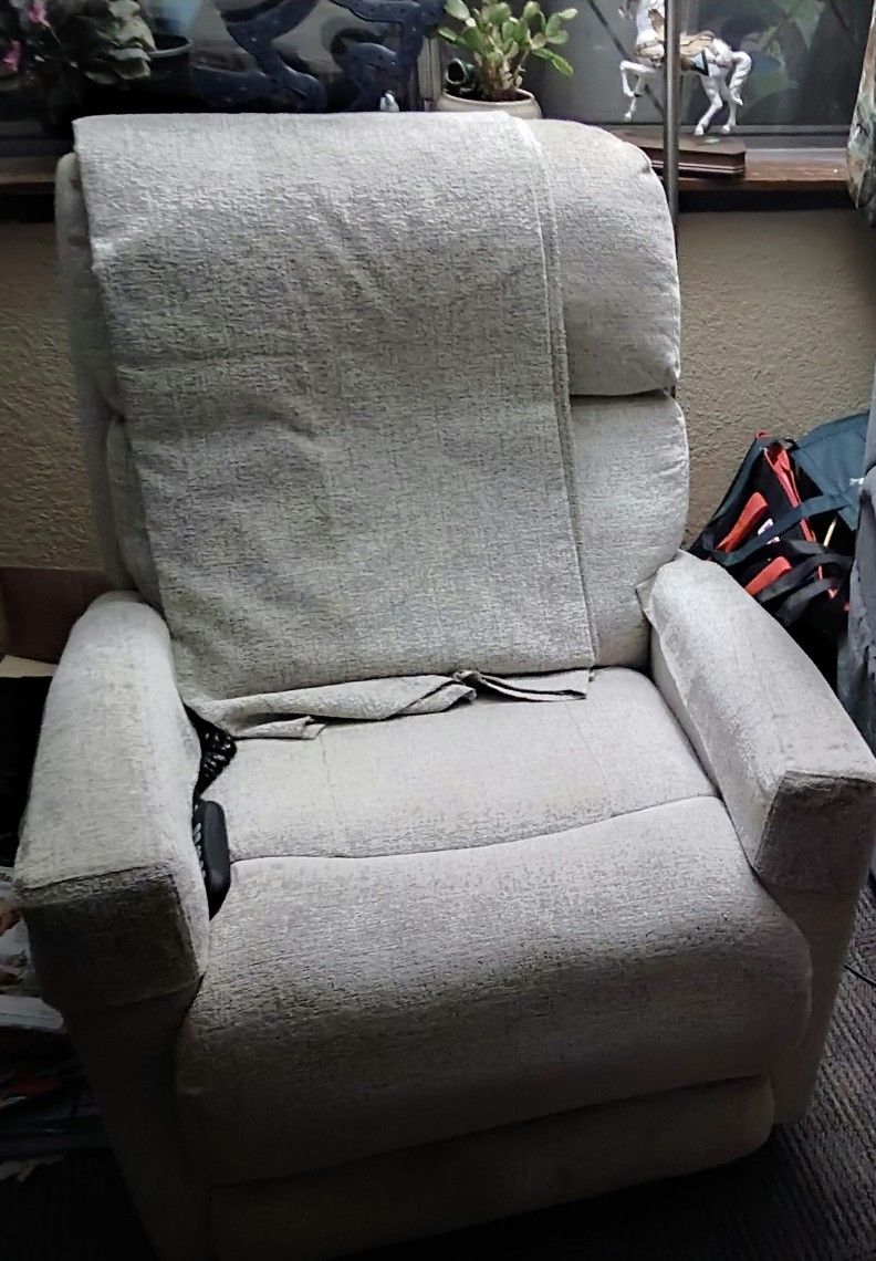 WHITE LIFT/RECLINER CHAIR