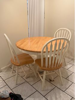 Round Dining Table with 3 Chairs
