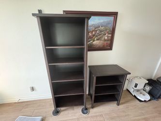 Brown wood bookcase / bookshelves