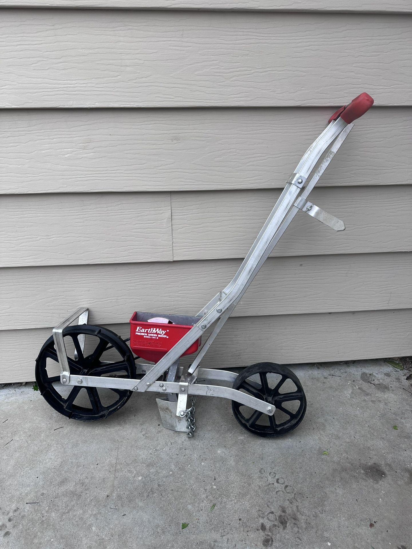 Earthway Precision Seeder Model1001B