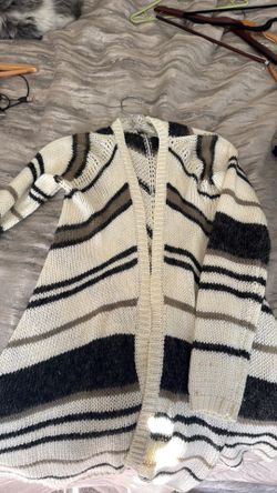 Light weight Zig Zag hem  sweater coat