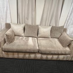 Luxury Sofa Couch (almost New)  FREE DELIVERY 🚚 