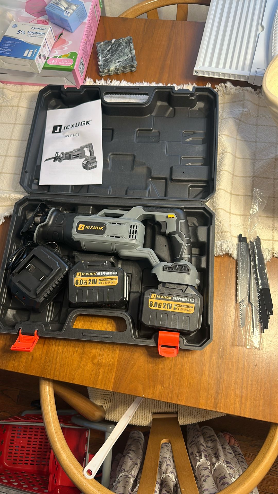 Brushless Reciprocating Saw, 21V Cordless saw saw with 2 x 6.0Ah battery, Electric Portable Sierra Recíproca with 12 Blades & LED Light, 0-3500 SPM Pr