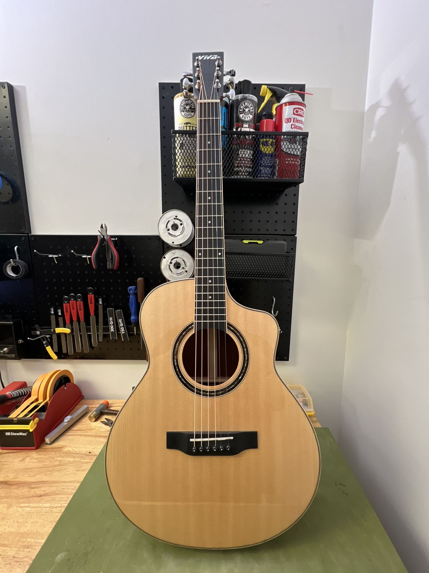 Single Cut Acoustic
