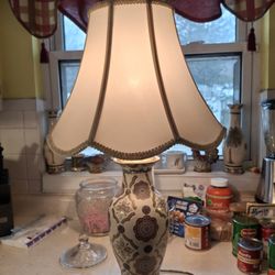 BEAUTIFUL Vintage  Chinoisrie  Style Table Lamp  Hand PAINTED WITH A Scalloped SHADE 