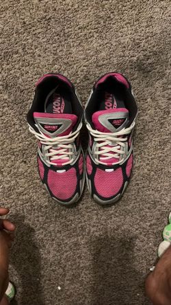 Pink Saucony omni 9s