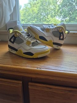 Jordan 4 Vivid Sulfur