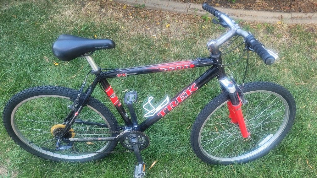 Trek 19.5” Large Aluminum Mountain Bike 26” Tires 

