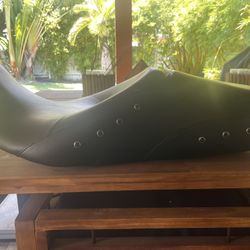 Harley Davidson Low Profile Touring Seat 2up Part # 24688 No wear and tear 